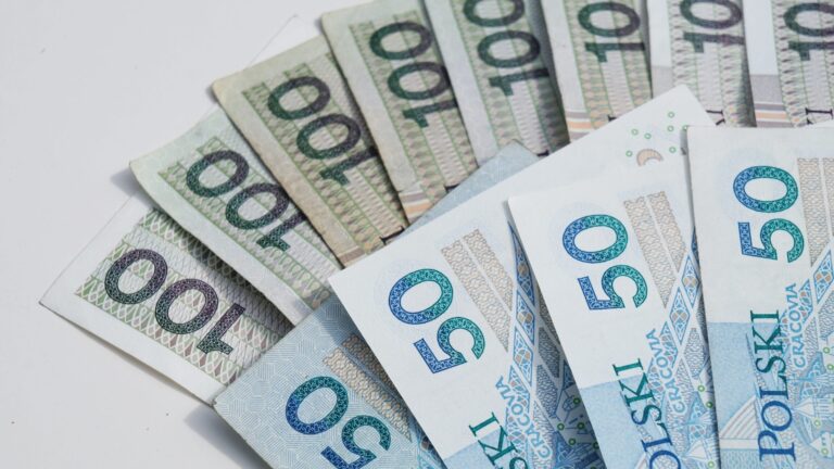 Banknoty stuzłotowe i pięćdziesięciozłotowe.