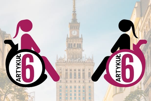 Na pierwszym planie po prawej i lewej stronie piktogramy postaci kobiecych na wózkach, skierowane są do siebie. W tle Pałac Kultury i Nauki.