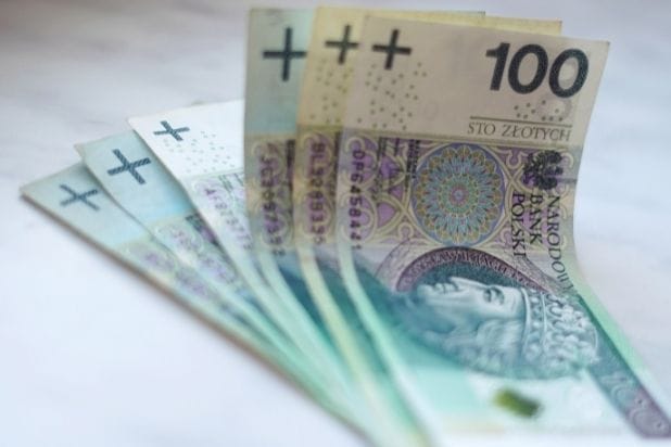 Plik banknotów stuzłotowych.