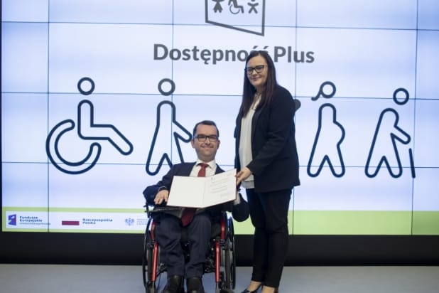 Małgorzata Jarosińska-Jedynak wręcza Adrianowi Furmanowi nominację członka Rady Dostępności.