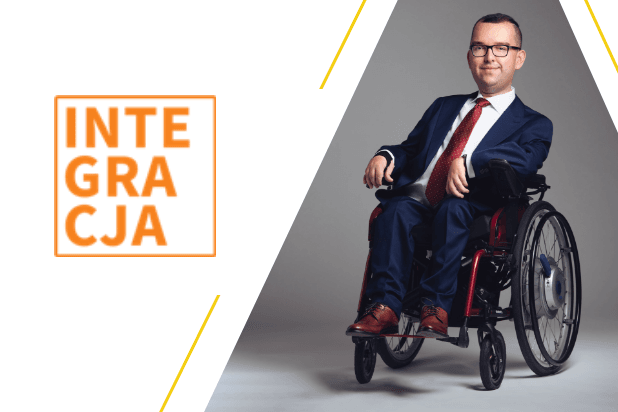 Po lewej stronie logo Fundacji Integracja. Po prawej stronie Adrian Furman.