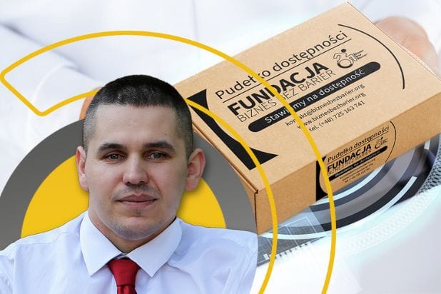 Prezes Fundacji Biznes Bez Barier Andrzej Gancarski. W tle Pudełko Dostępności.