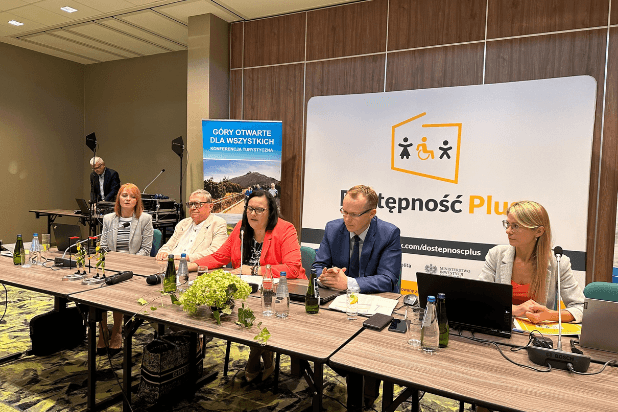 Dwóch mężczyzn i dwie kobiety tworzące panel posiedzenia Rady Dostępności