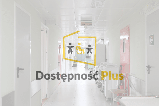Logo programu Dostępność Plus. W tle korytarz w przychodni zdrowia i drzwi do gabinetów