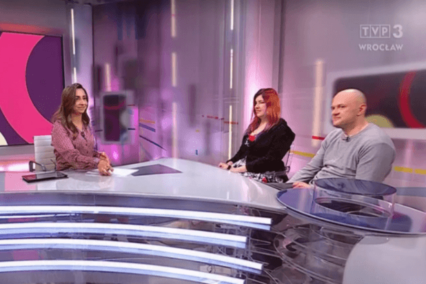 Monika Łojba i Łukasz Siemież siedzą przy stole w studiu TVP Wrocław i rozmawiają z redaktorką