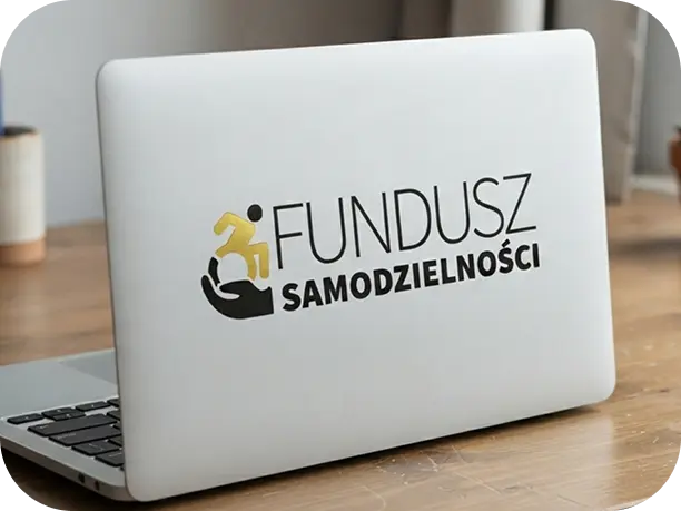 Laptop z logo Funduszu Samodzielności